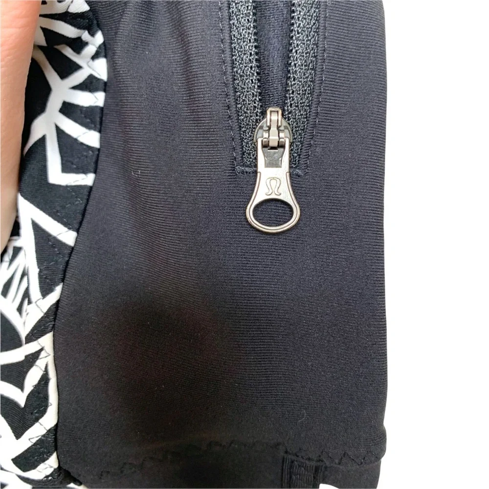 Lululemon Rose Crop Leggings 6 Black White Abstract Posey Capri - Picture 2 of 3